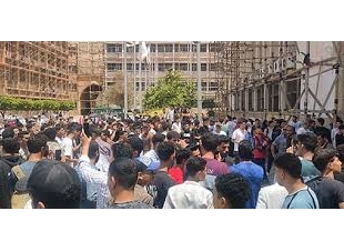 طلاب جامعة الزقازيق يحتجون للمطالبة بمحاسبة المسؤولين عن وفاة زميلتهم روان ناصر